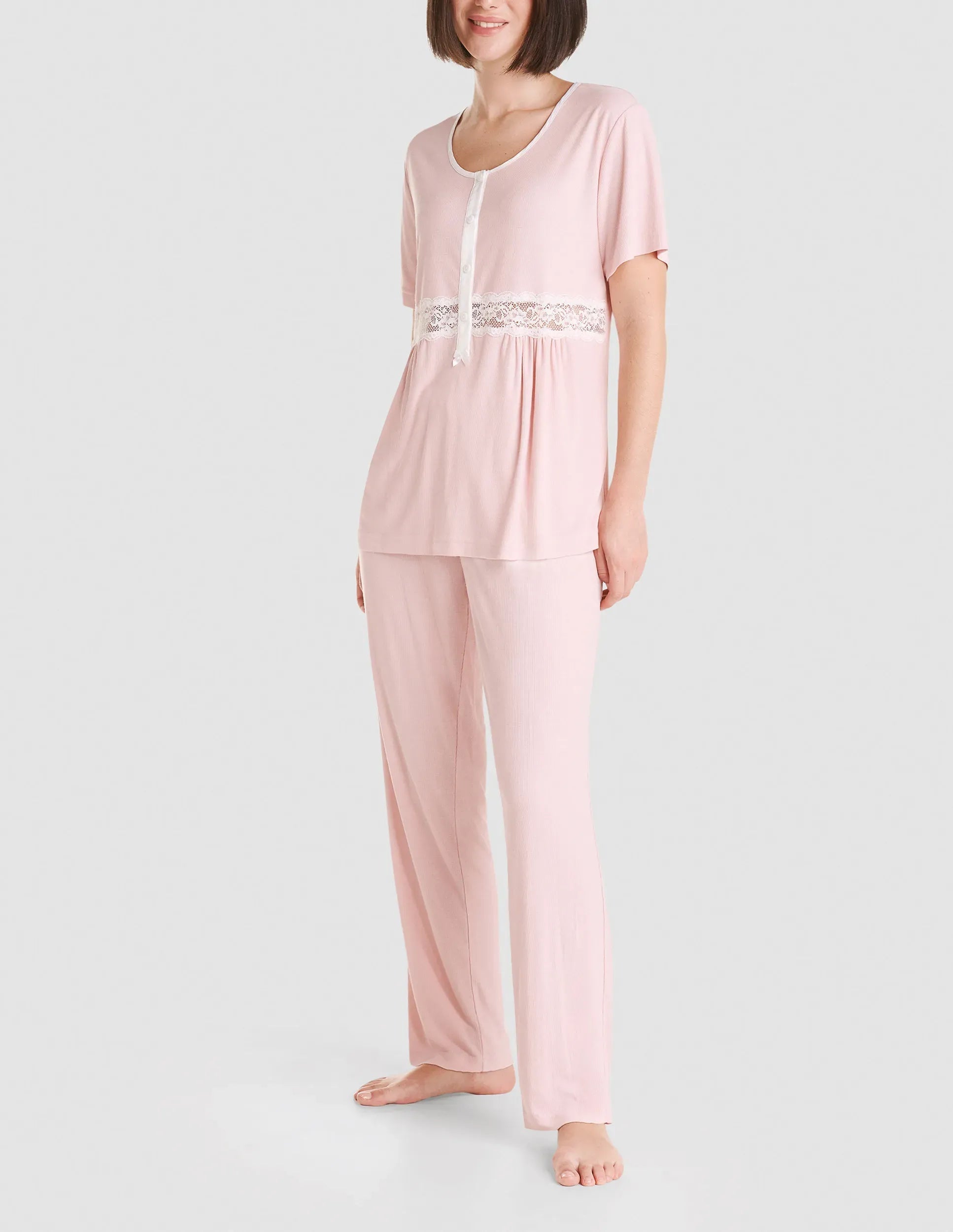 Pijama lencero largo  de mujer de manga corta en canalé rosa, cuello redondo y puntilla