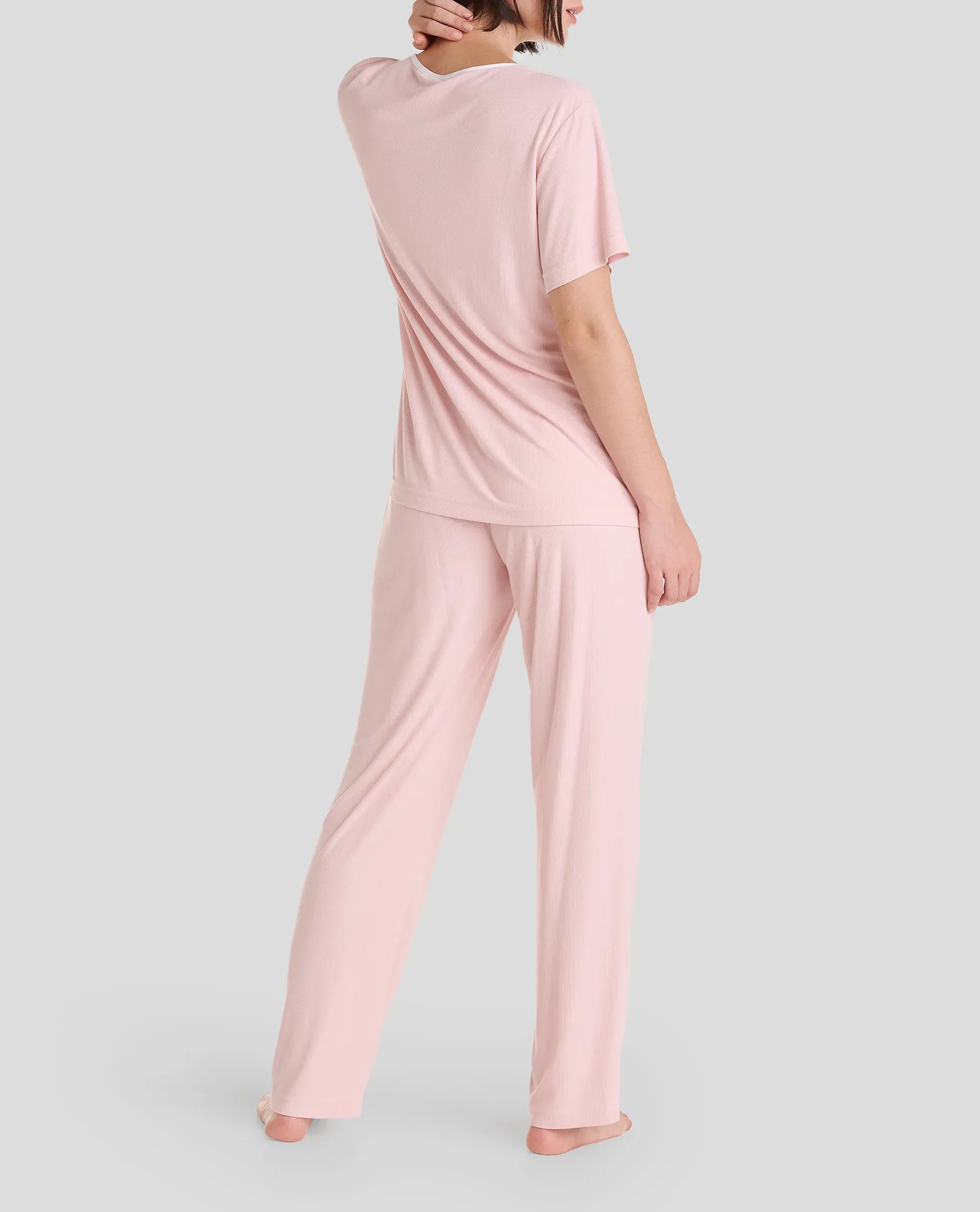 Vista trasera de mujer con pijama largo de verano de manga corta en canalé color rosa
