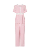 Pijama rosa largo de mujer canalé liso, abierto con pata de raso y botones, encaje en cintura, manga corta y pantalón largo.