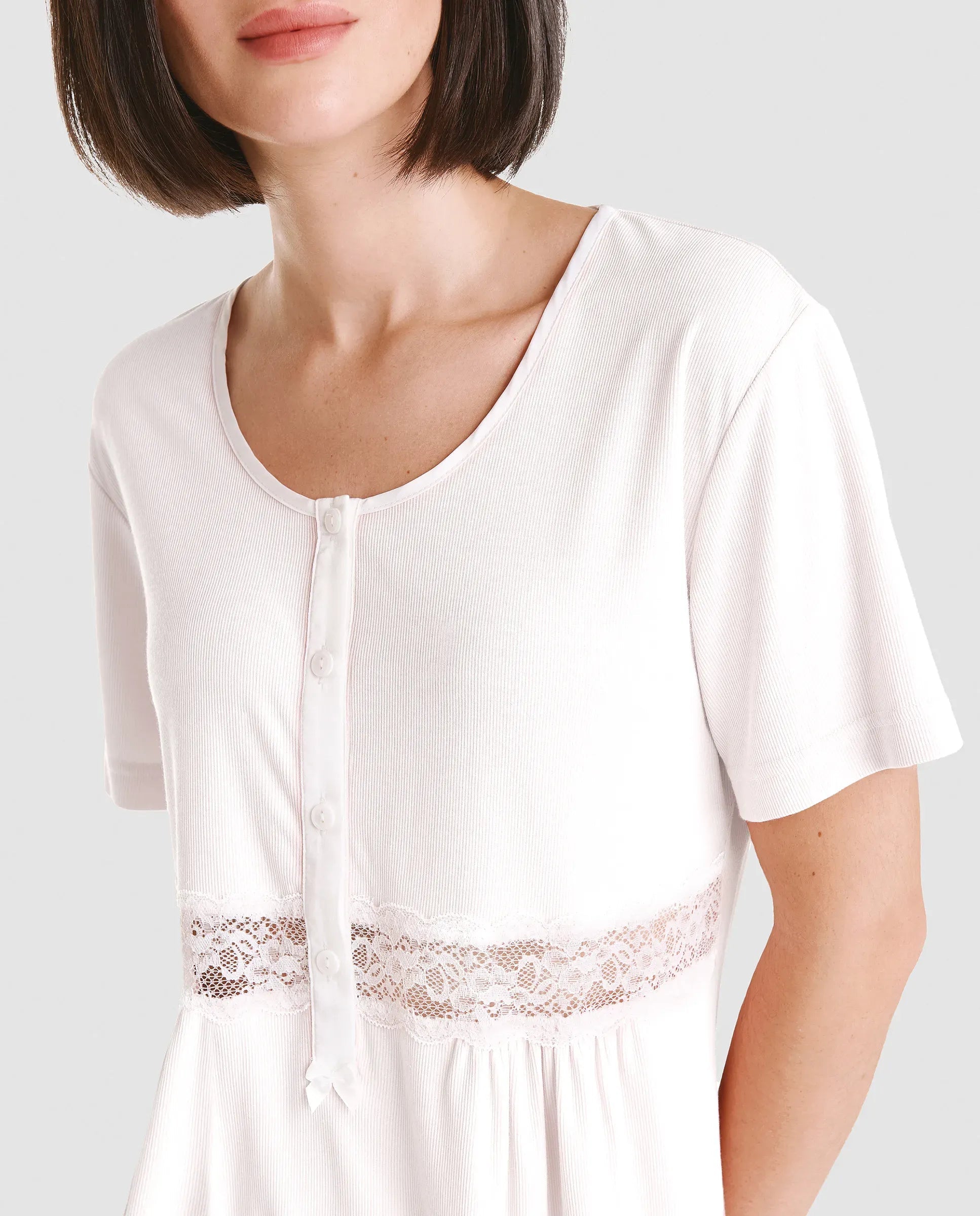 Pijama de verano para mujer abierto con bolsillos en viscosa rosa a topitos, fresco y elegante