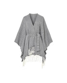 Elegante poncho gris y blanco en zigzag con cinturón y ribete de flecos blancos