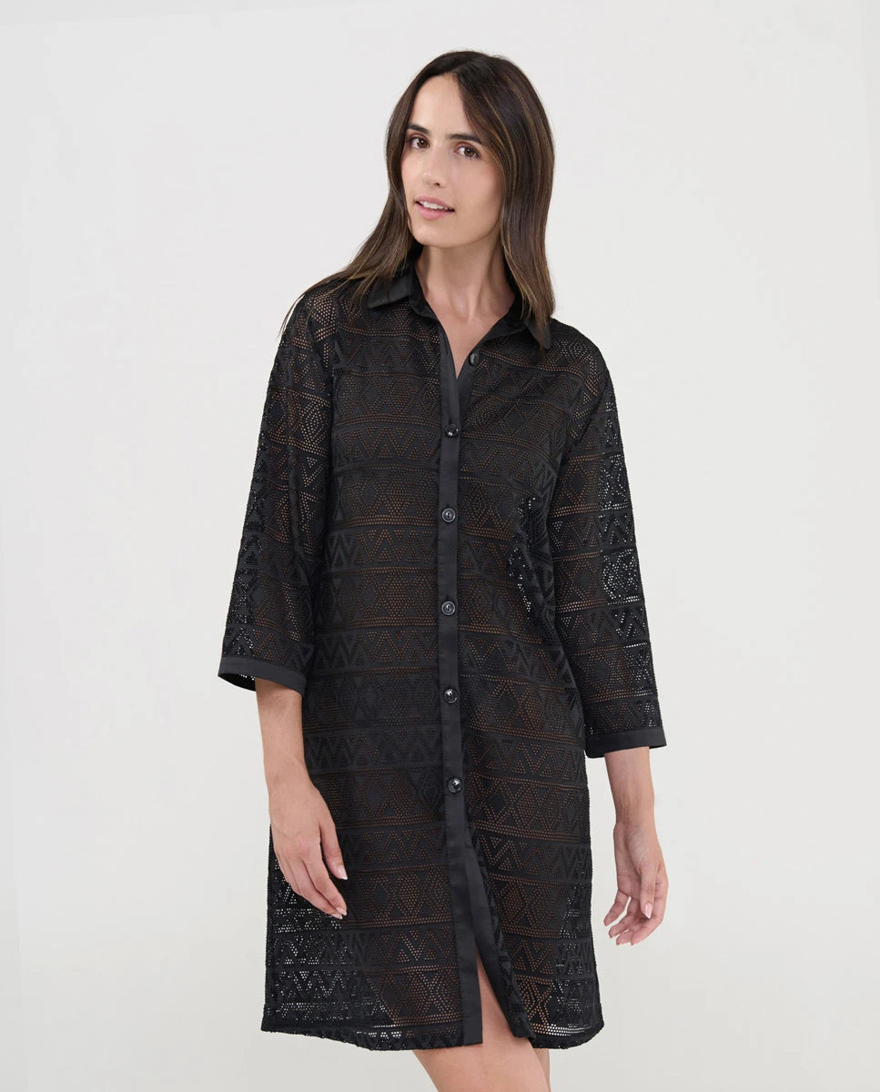 Mujer con vestido camisero negro en punto desagujado de diseño geométrico, abierto con botones