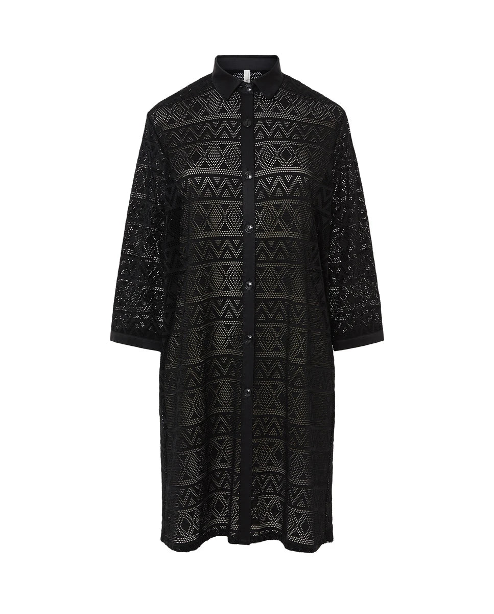 Vestido de baño negro corto con manga en punto desagujado abierto con botones, cuello y vista de raso.