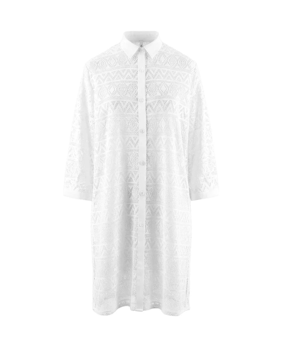 Mujer luce vestido camisero midi a rayas azules y blancas con botones blancos y mangas tres cuartos.