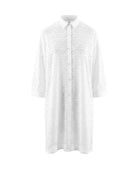 Mujer luce vestido camisero midi a rayas azules y blancas con botones blancos y mangas tres cuartos.