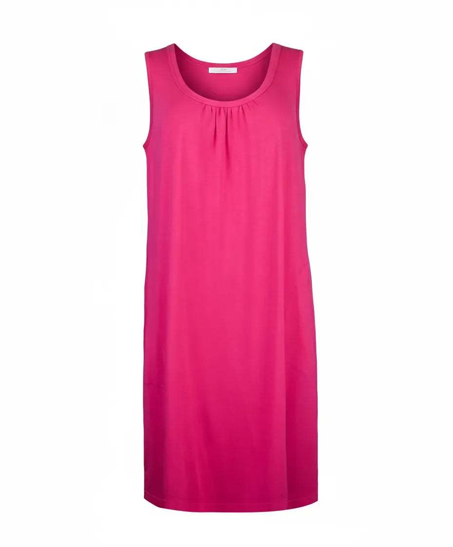 Vista trasera de mujer con vestido de baño fucsia sin mangas para verano