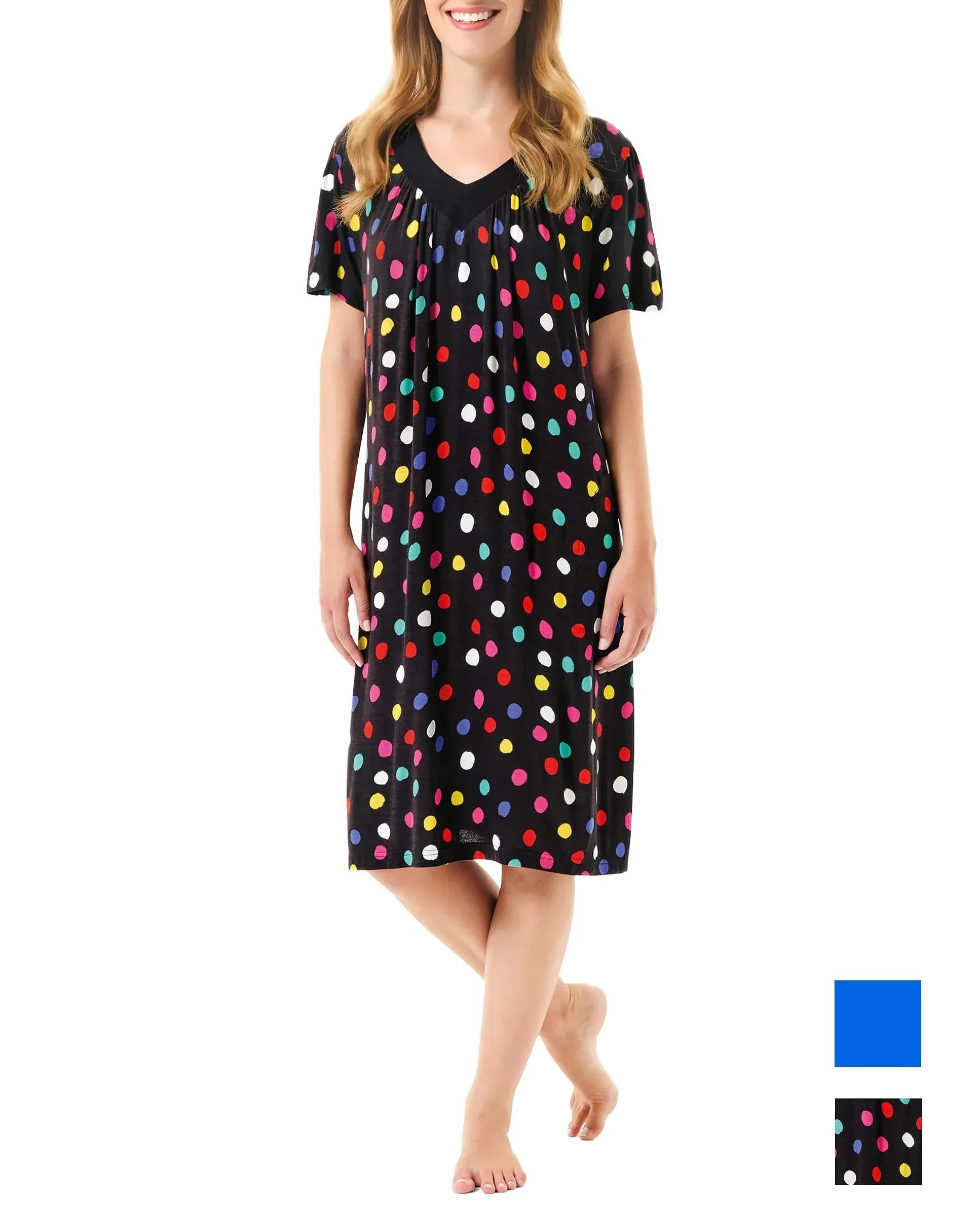 Mujer con vestido de baño corto veraniego con estampado de colores