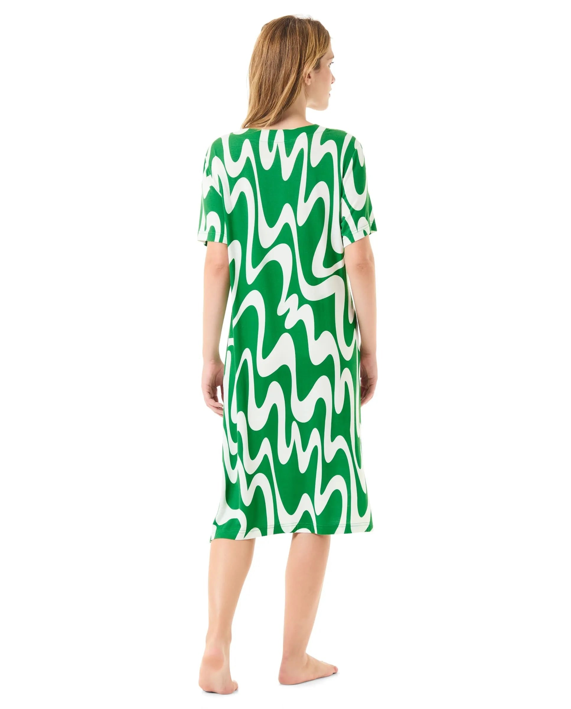 Vista trasera vestido corto de verano de manga corta