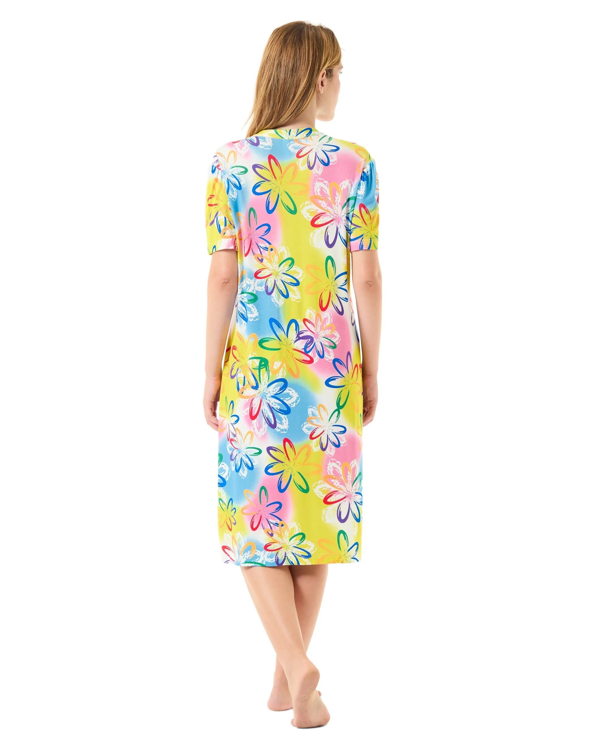 Vista trasera de mujer con vestido de flores para verano