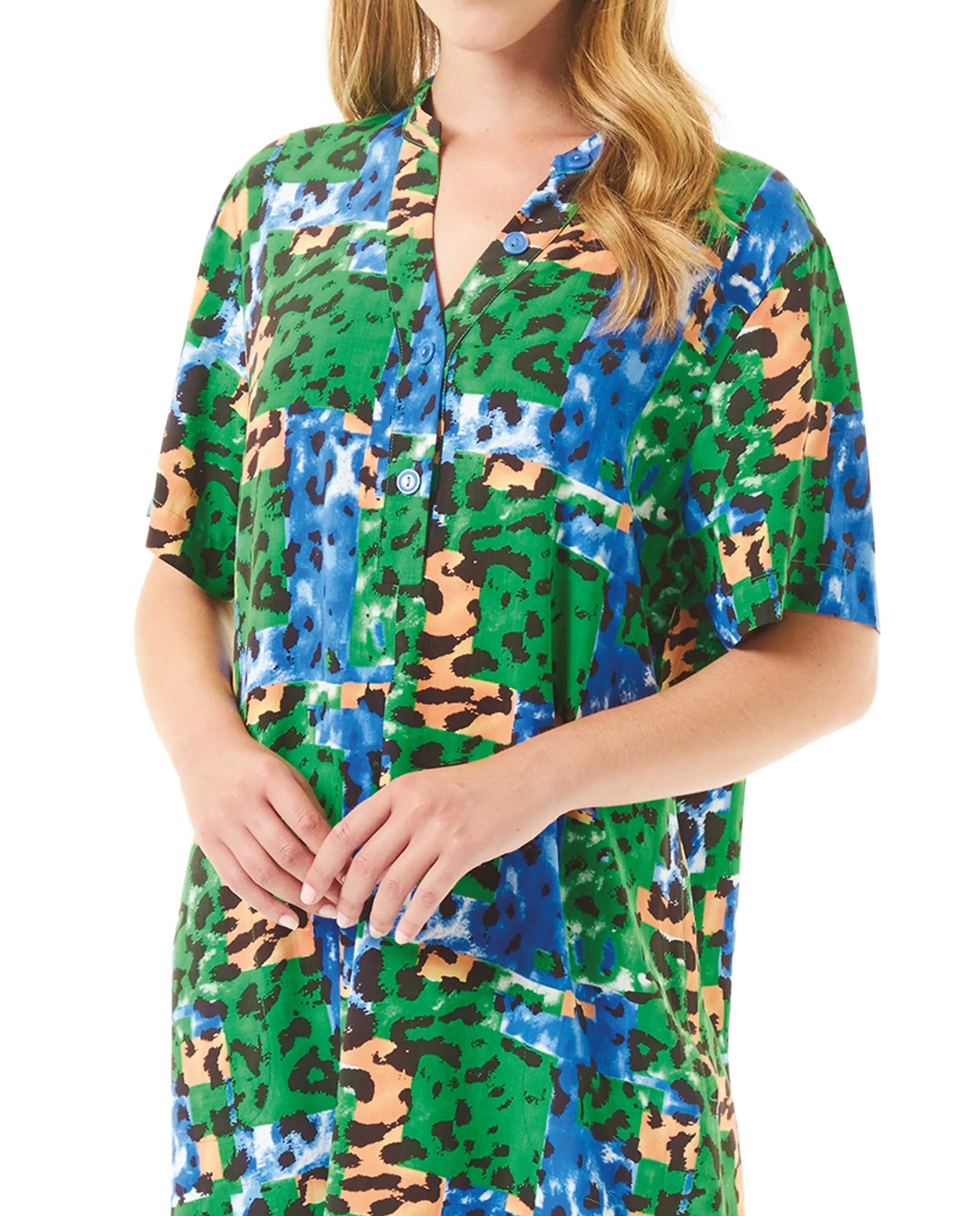 Modelo luce vestido corto de verano abotonado con estampado de animal print y bolsillos
