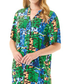 Modelo luce vestido corto de verano abotonado con estampado de animal print y bolsillos