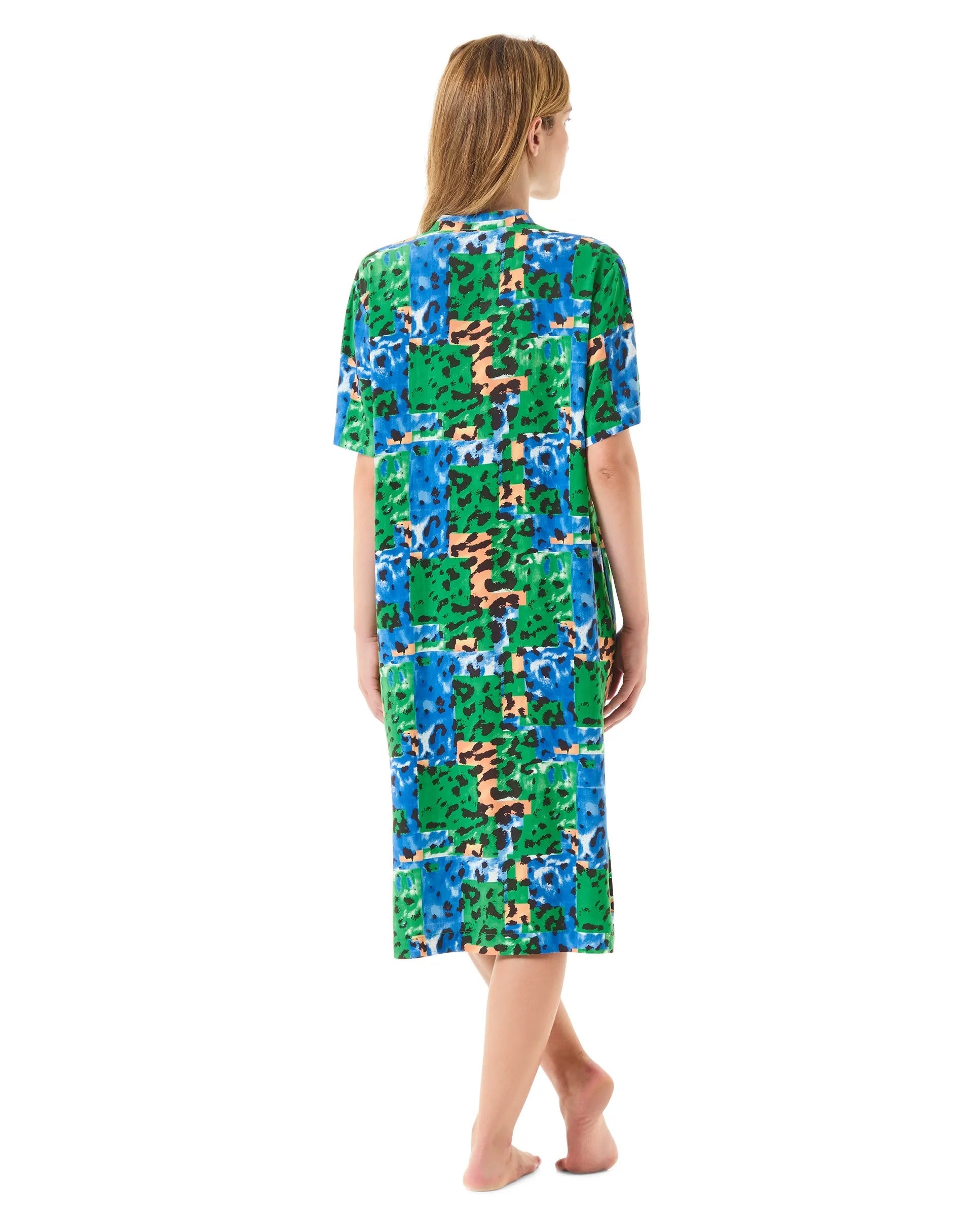 Mujer con vestido corto de verano abotonado con estampado de animal print y bolsillos