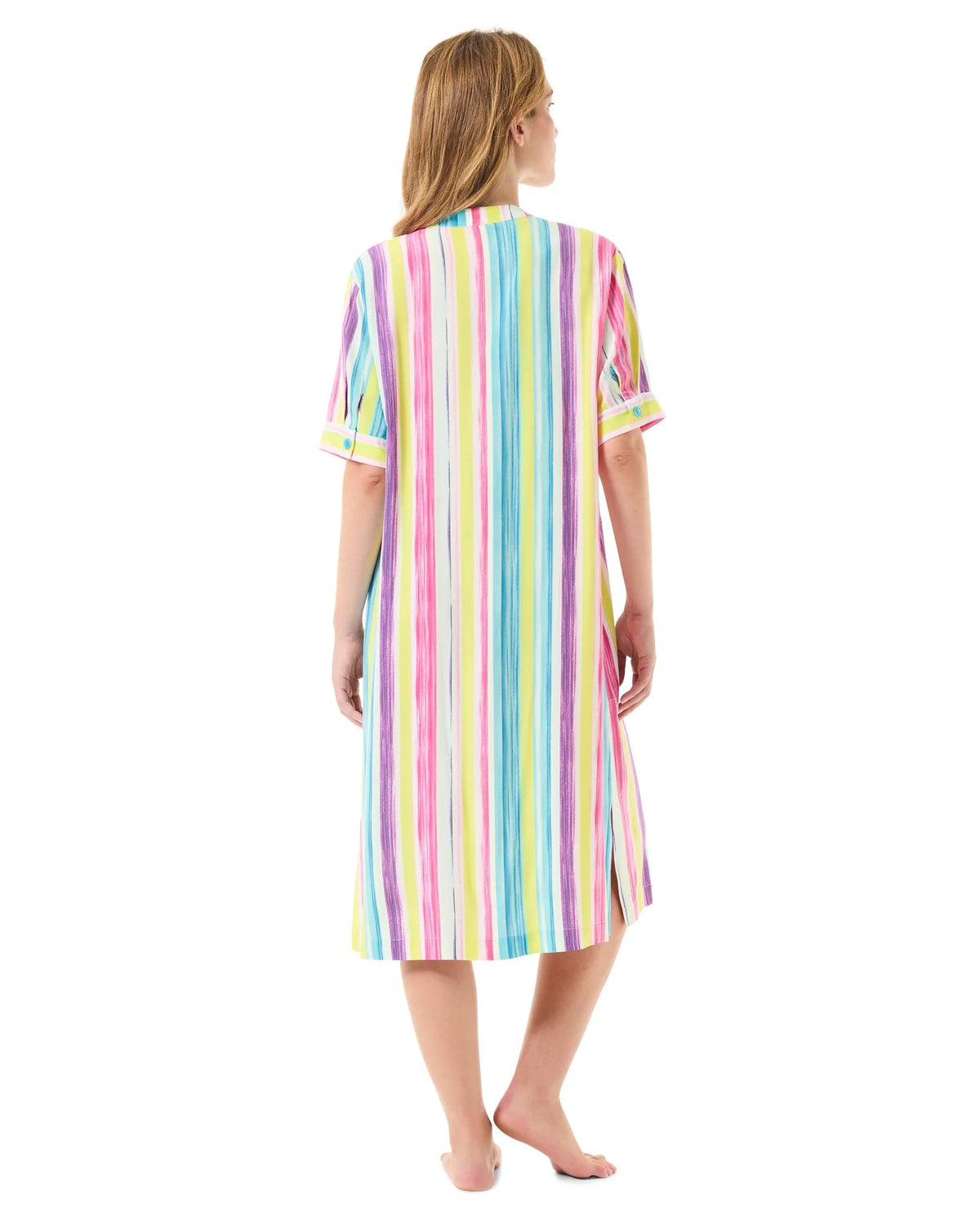 Vista trasera de mujer luciendo vestido de playa con manga corta y estampado de rayas de colores