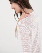 Vestido de baño de mujer corto negro con manga en punto desagujado motivos geométricos con cuello pico.