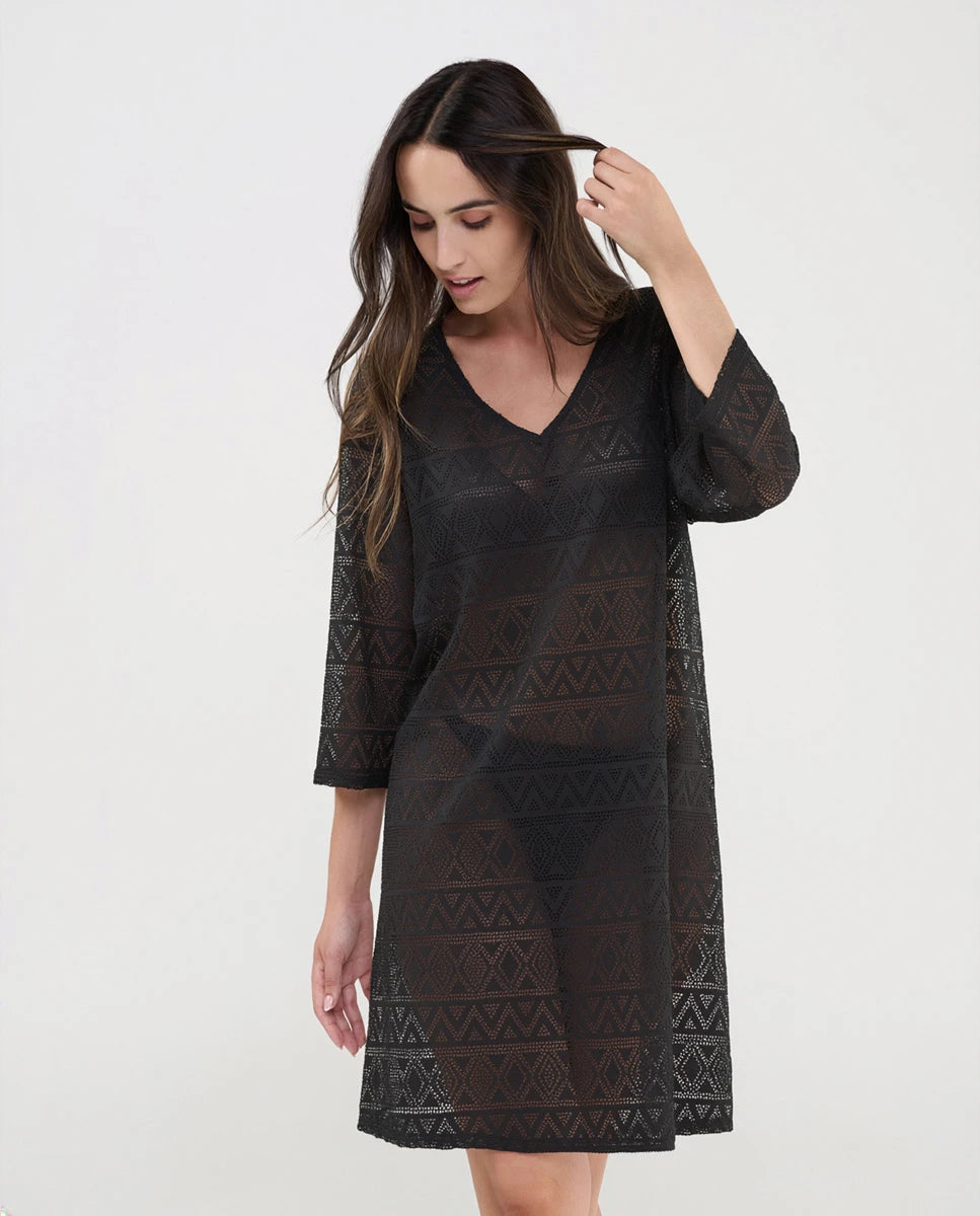 Mujer con vestido midi holgado con estampado étnico en azul, verde y blanco, cuello en V y manga corta