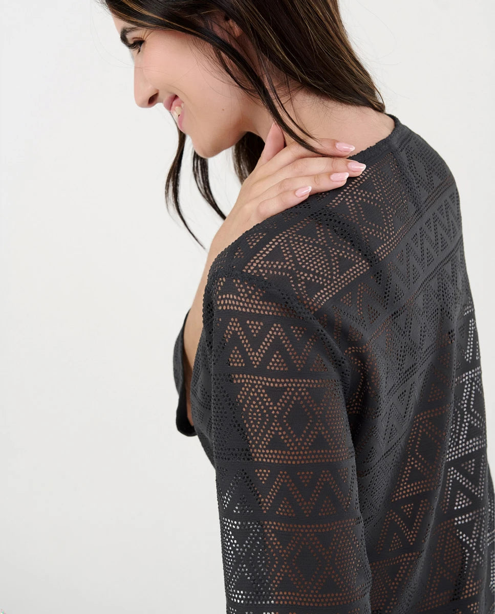 Mujer con vestido de baño corto sin mangas en tencel azul con cuello abierto con pata adornada