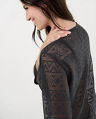 Mujer con vestido de baño corto sin mangas en tencel azul con cuello abierto con pata adornada