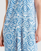 Detalle el estampado geométrico del vestido de verano en tejido punto viscosa azul