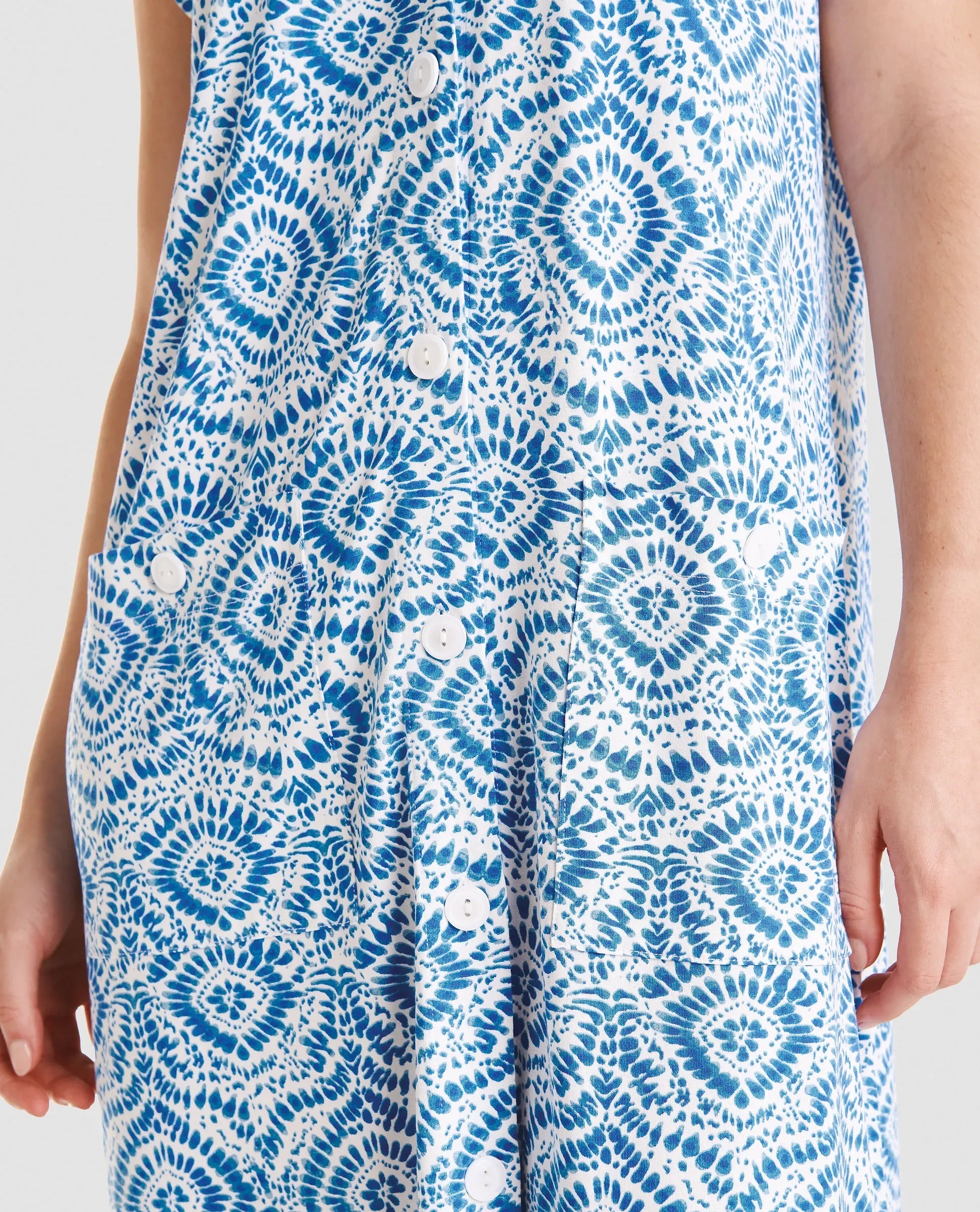Detalle el estampado geométrico del vestido de verano en tejido punto viscosa azul