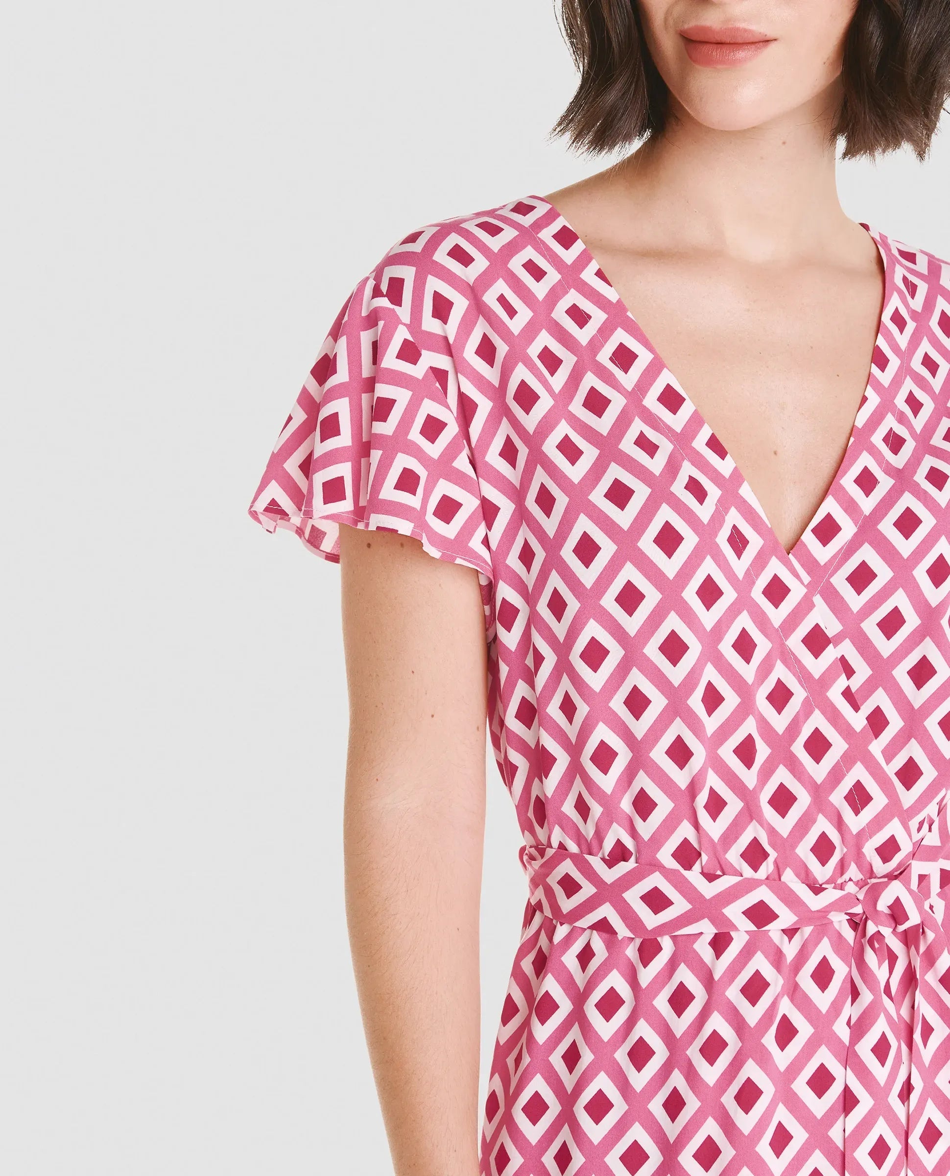 Modelo luce vestido corto de verano de escote cruzado y cinturón en estampado rojo de rombos