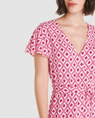 Modelo luce vestido corto de verano de escote cruzado y cinturón en estampado rojo de rombos