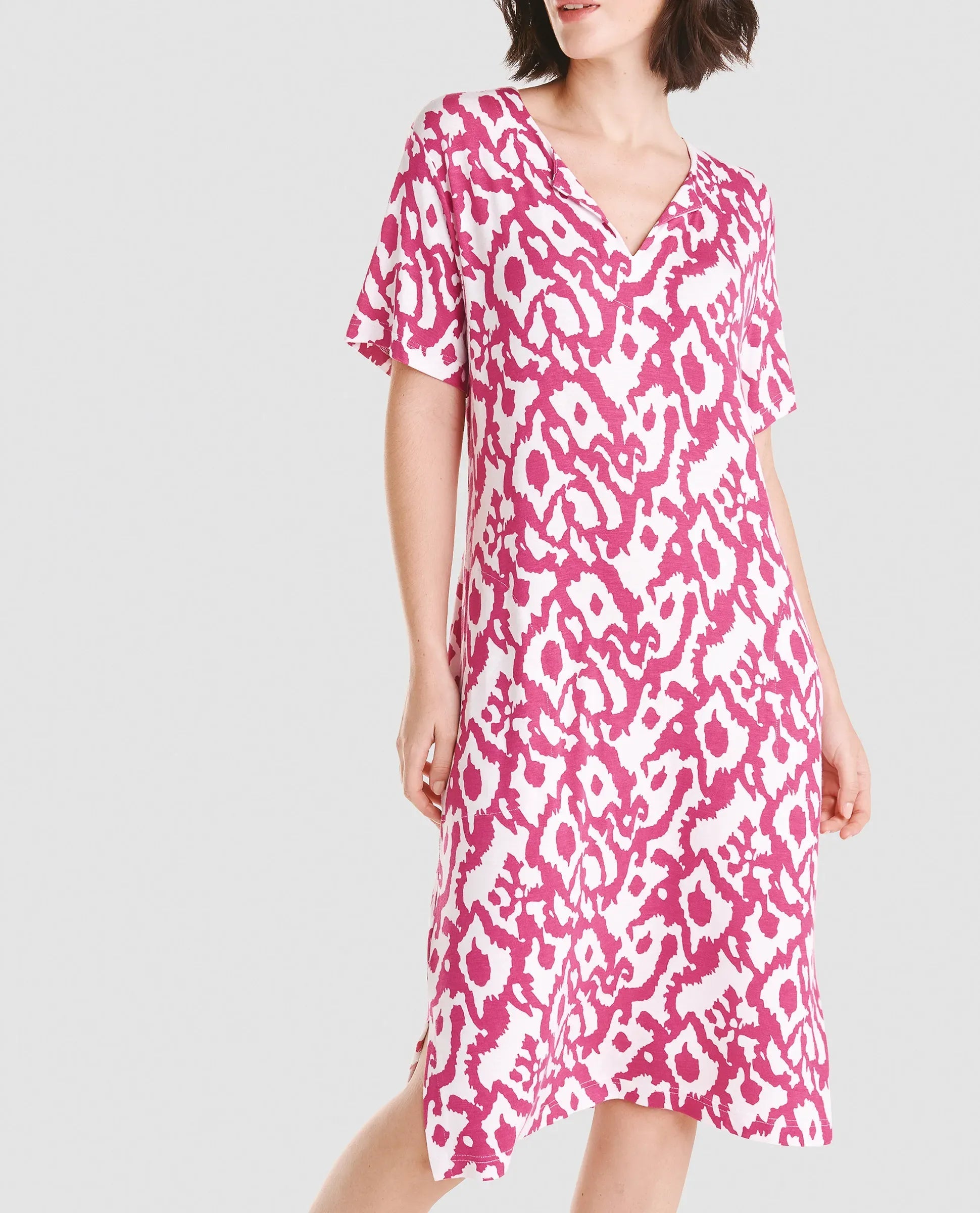 Vestido corto de baño de mujer en viscosa fucsia estampada con escote abierto