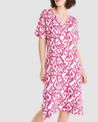 Vestido corto de baño de mujer en viscosa fucsia estampada con escote abierto
