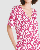 Vestido de manga corta para verano con  escote con abertura en viscosa fucsia