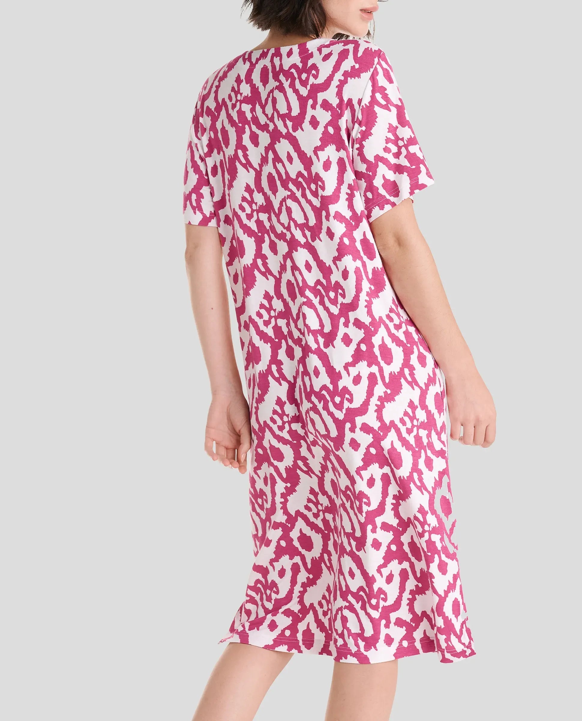 Vestido veraniego de manga corta con cuello abierto viscosa fucsia estampada