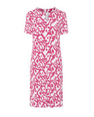 Vestido corto de mujer Lohe, punto viscosa fucsia estampada, escote con abertura, bolsillos, aberturas laterales y manga corta.