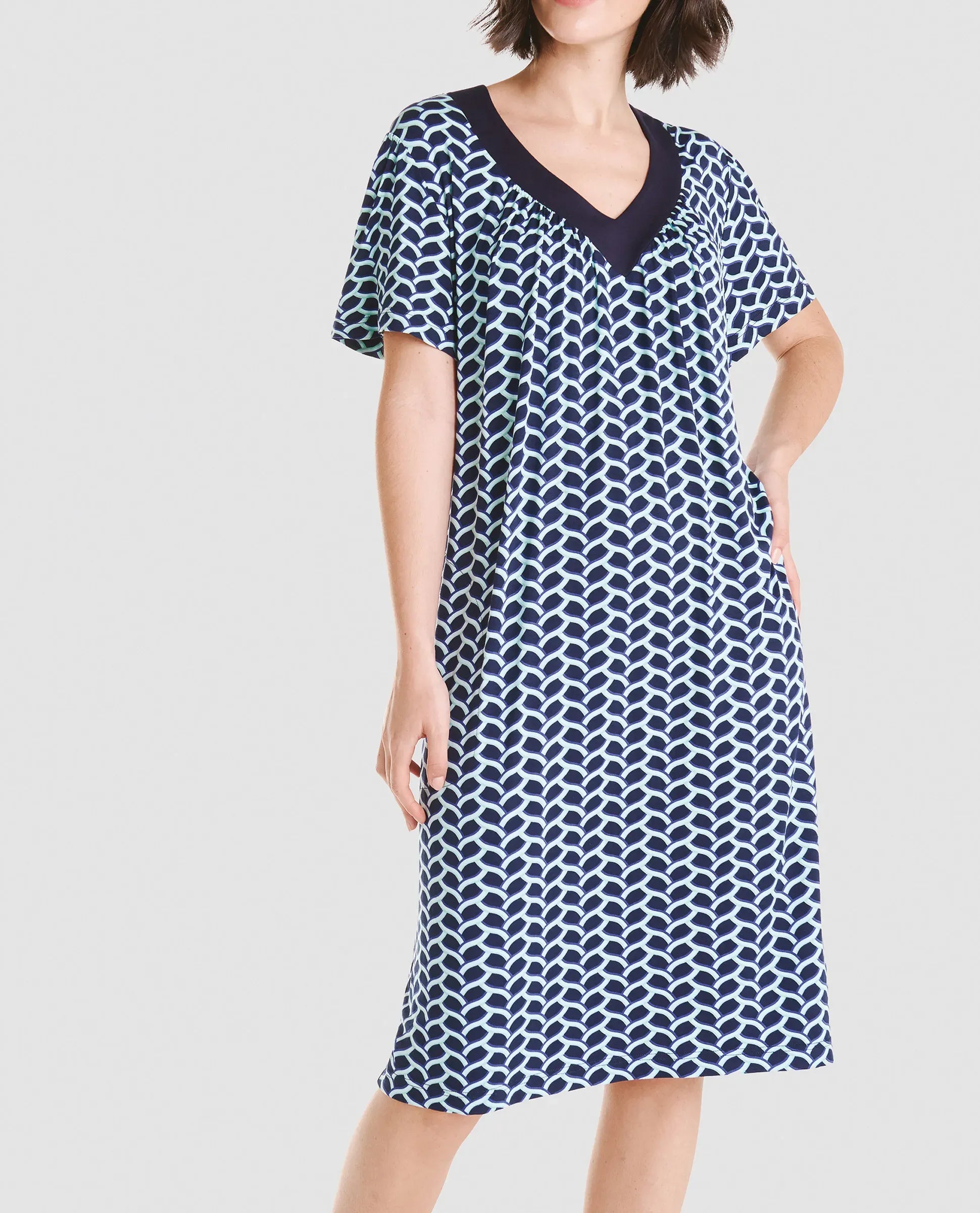 Vestido corto de verano marino de manga corta y cuello pico