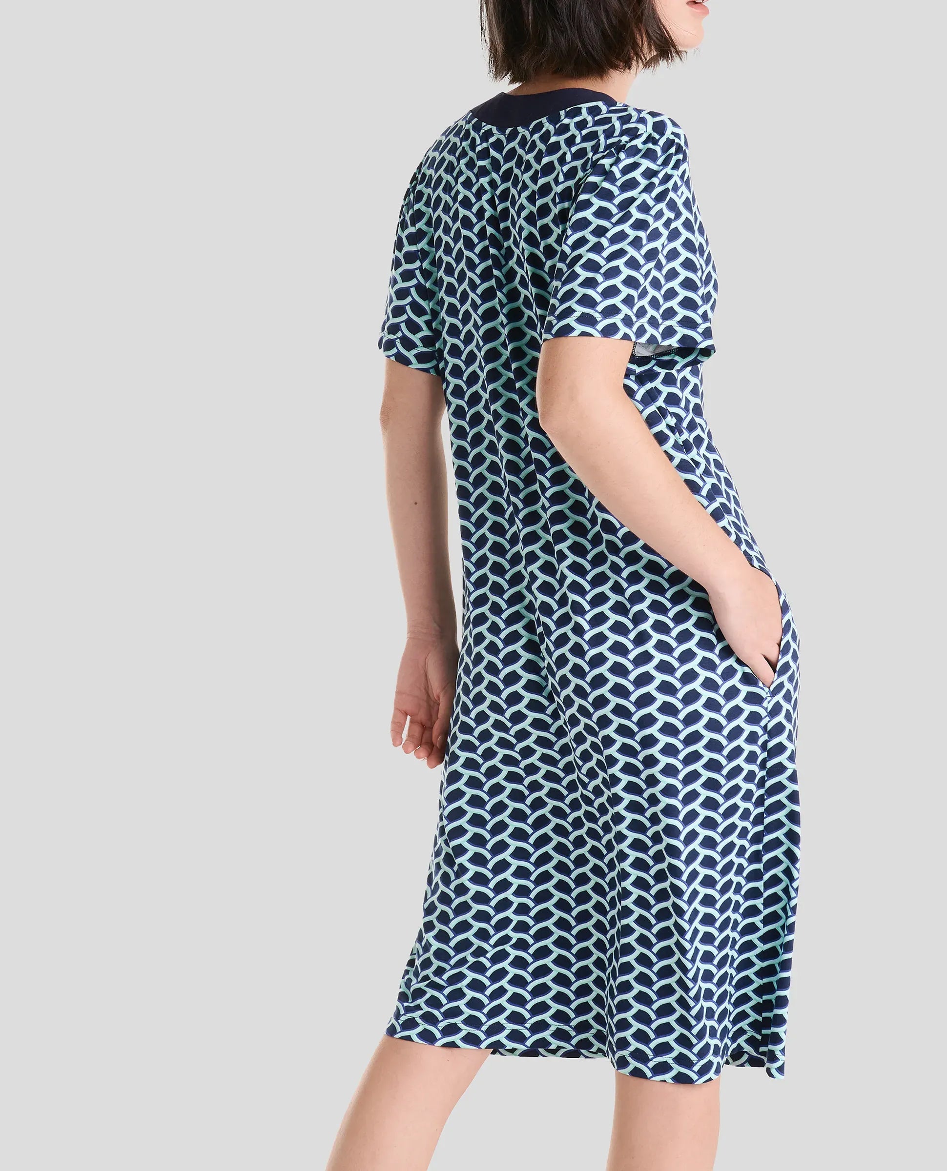 Vestido de baño veraniego de manga corta con estampado geométrico marino y bolsillos laterales