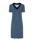 Vestido corto de mujer Lohe, tejido punto viscosa estampada, cuello pico, bolsillos, aberturas laterales y manga corta.