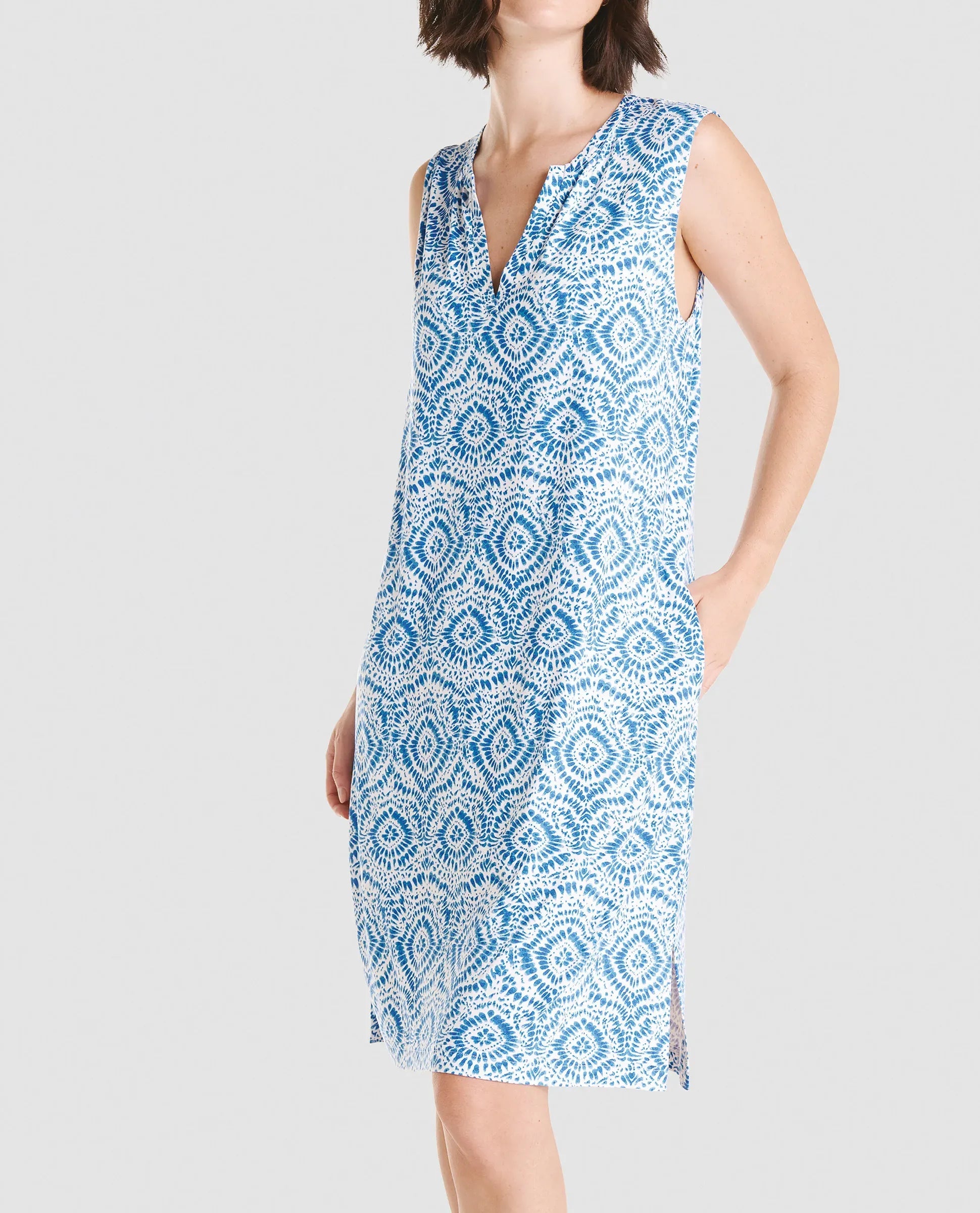 Mujer con vestido corto azul sin mangas especial moda baño