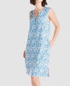 Mujer con vestido corto azul sin mangas especial moda baño