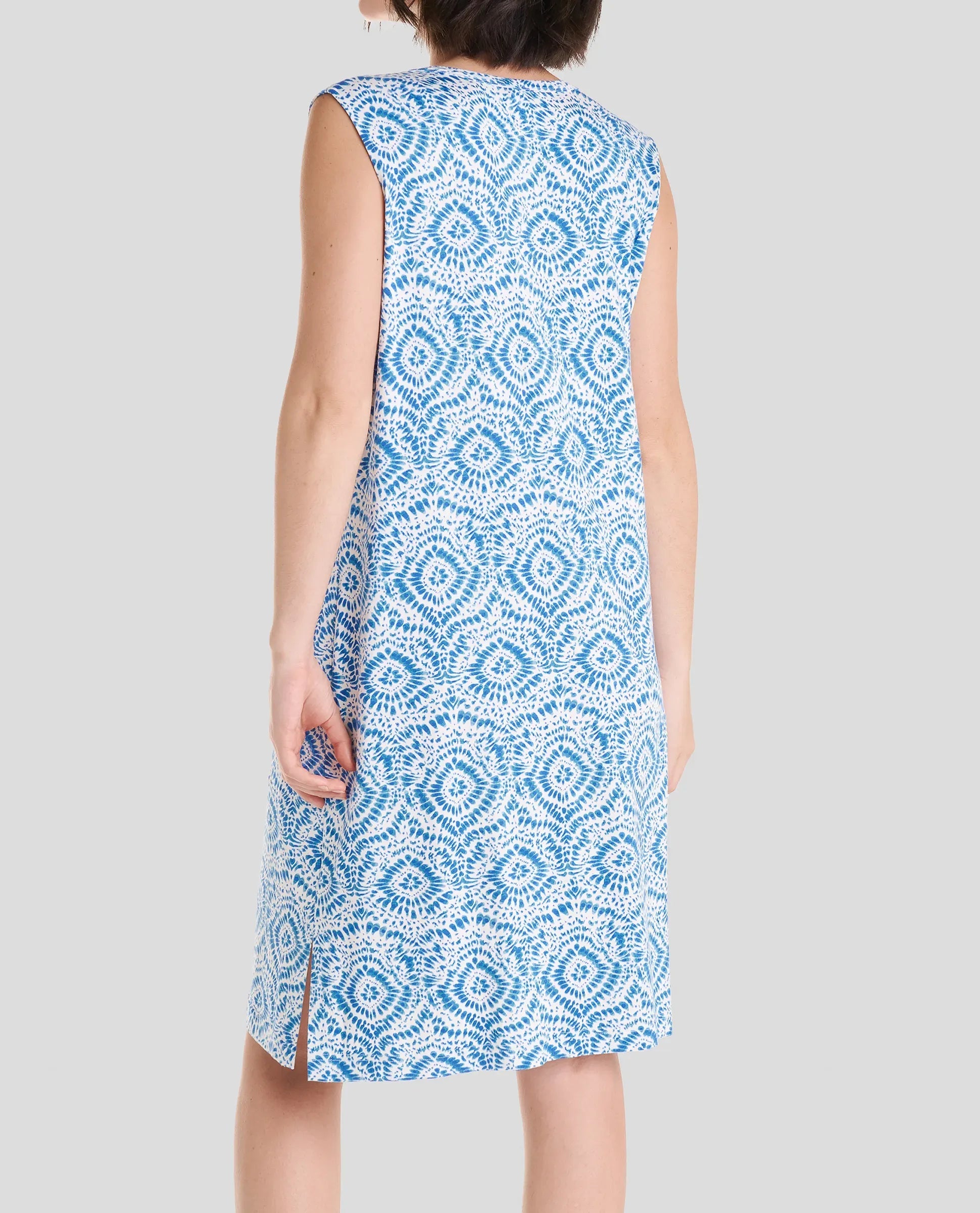 Trasera de vestido de baño corto sin mangas en estampado azul para verano