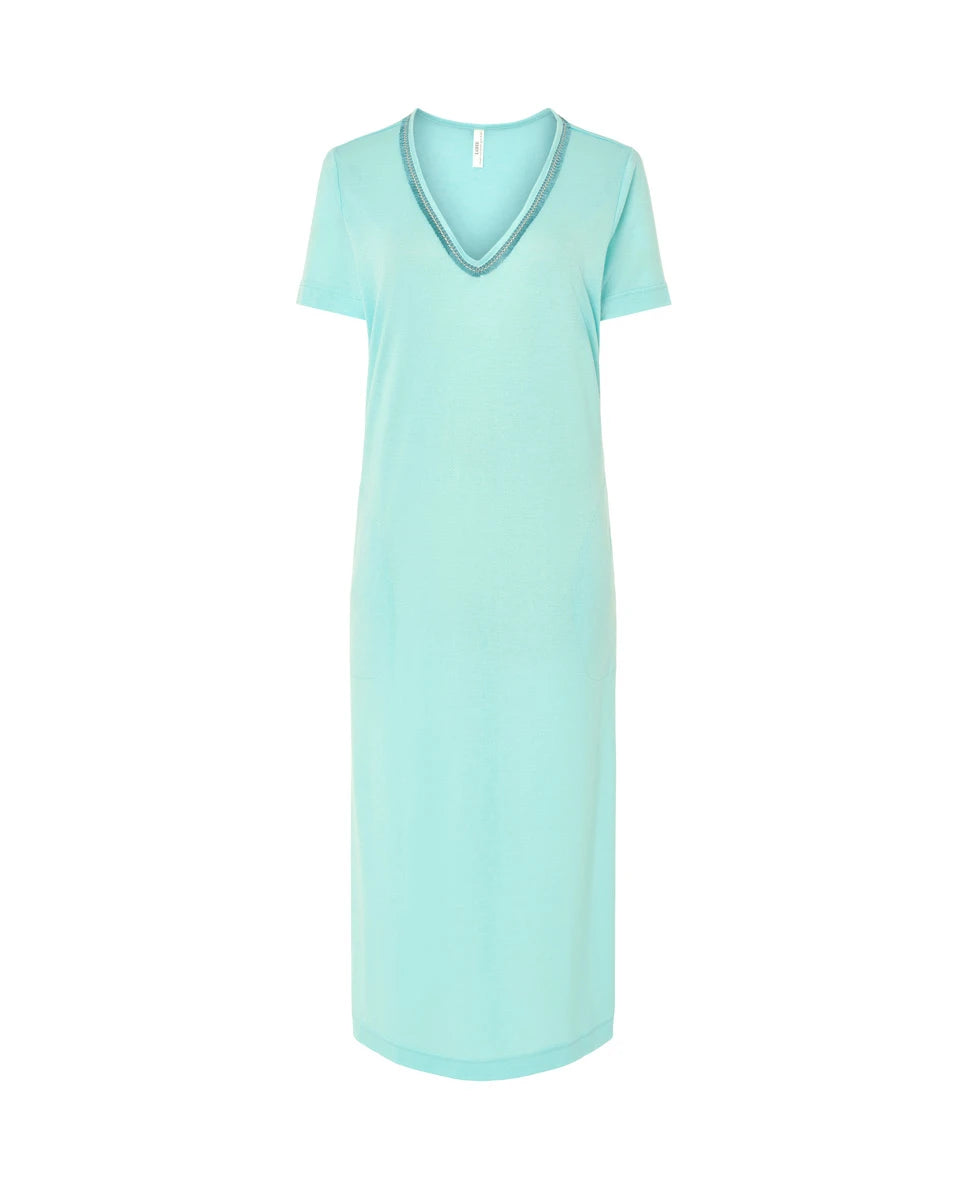 Vestido de baño largo de mujer de manga corta en punto verde con escote pico con adorno flecos y bolsillos laterales.