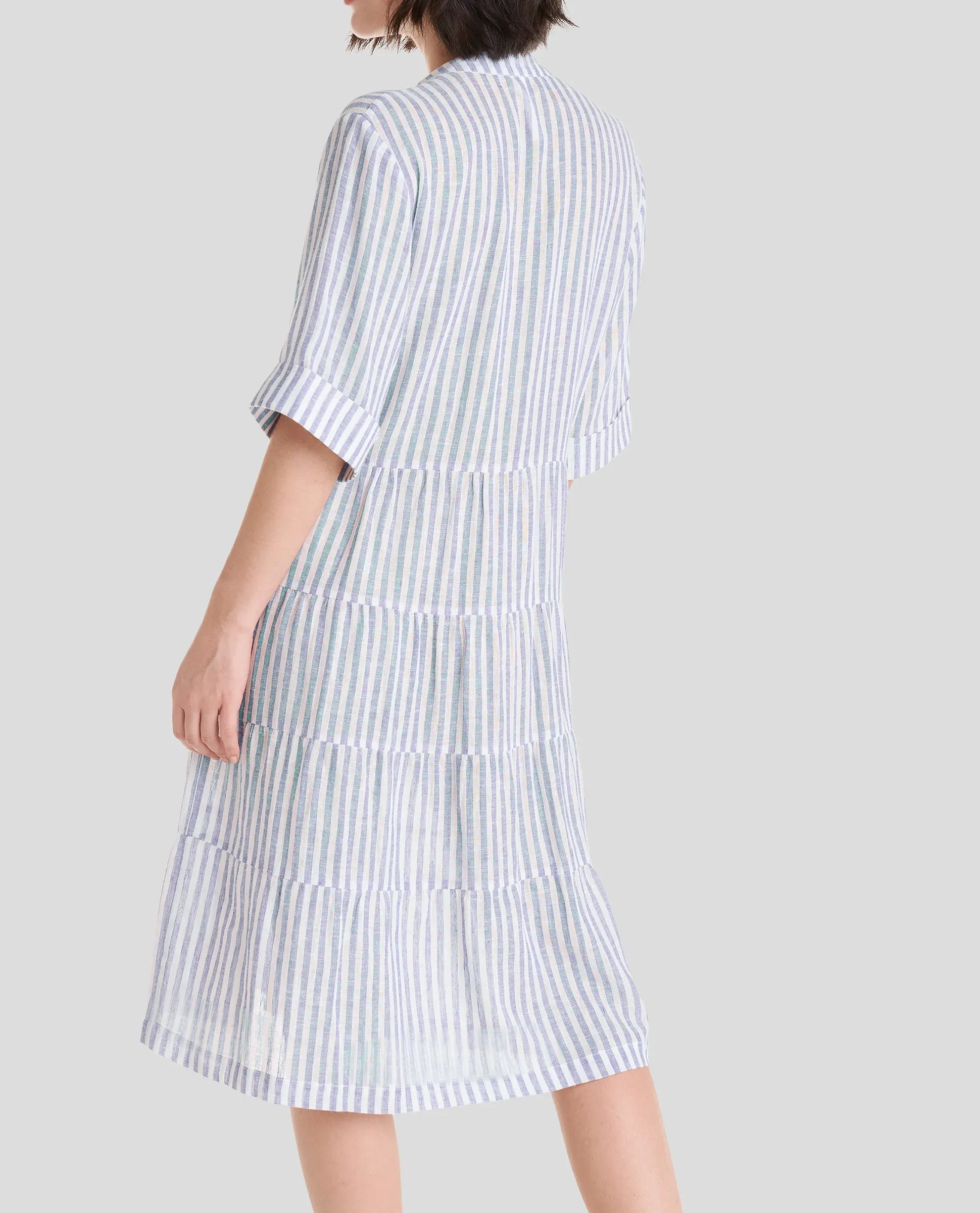 Mujer con vestido largo de verano abotonado en lino a rayas y cuello tirilla abierto
