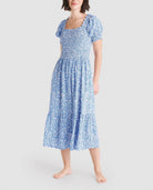 Mujer con vestido largo azul de flores de manga corta, top nido abeja y escote cuadrado