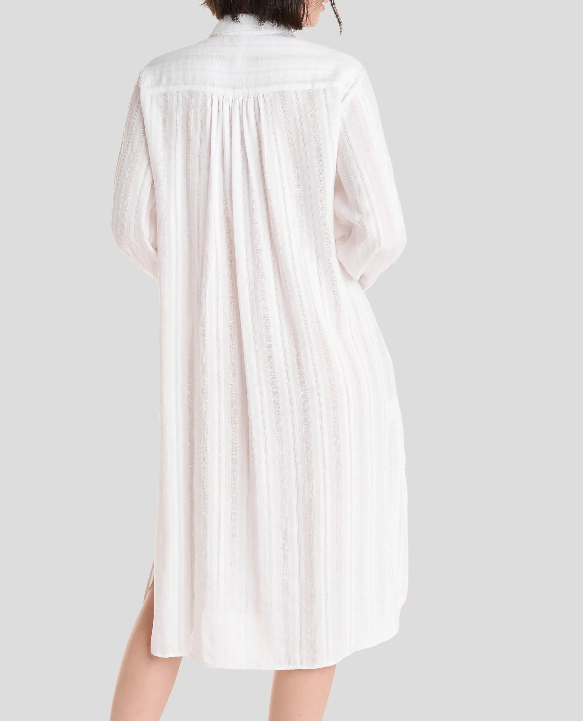 Vestido largo blanco de verano abierto abotonado de manga larga y cuello camisero