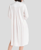 Vestido largo blanco de verano abierto abotonado de manga larga y cuello camisero