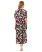 Vista de espaldas de mujer con vestido largo de verano con mangas estampado de flores