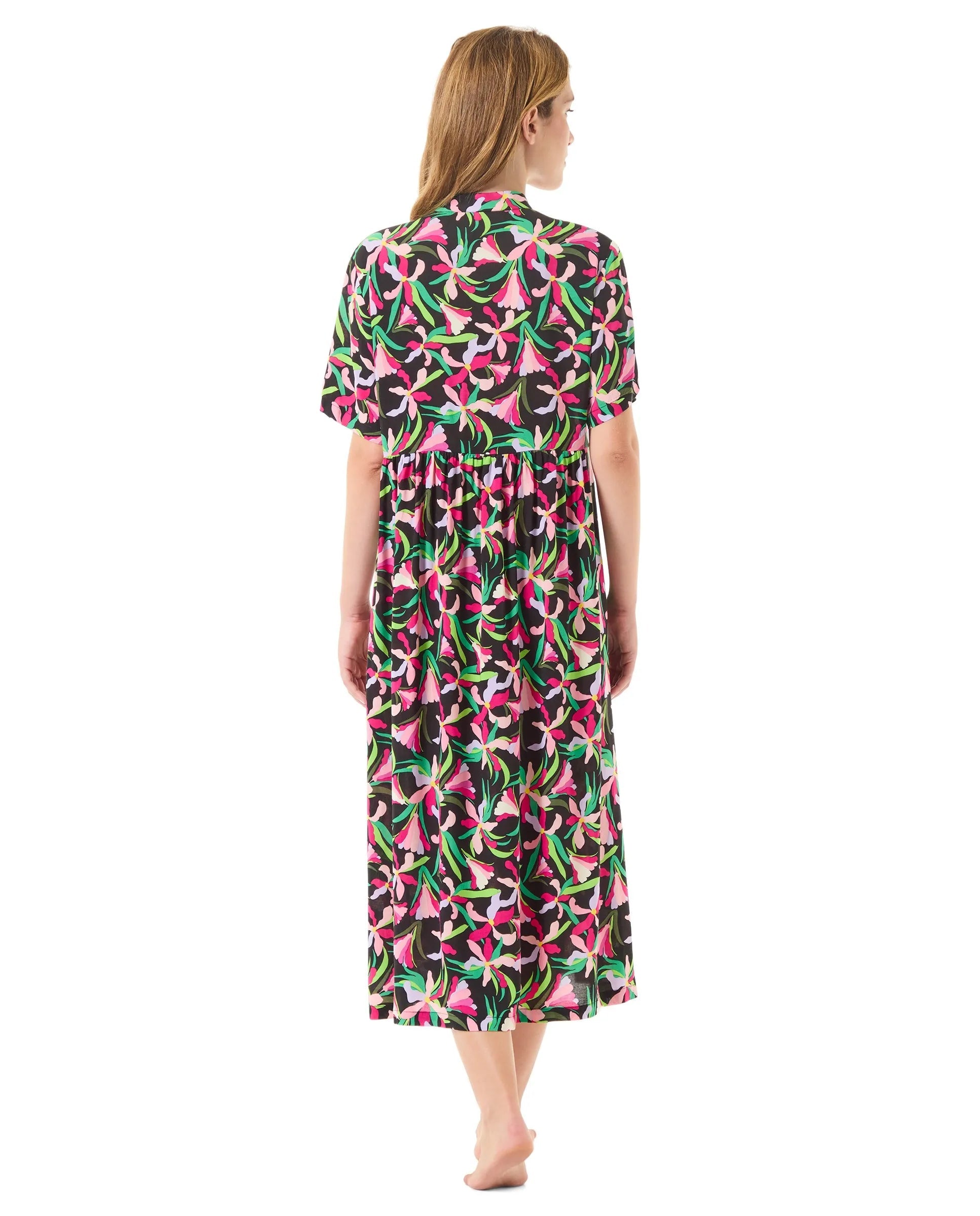 Vista de espaldas de mujer con vestido largo de verano con mangas estampado de flores