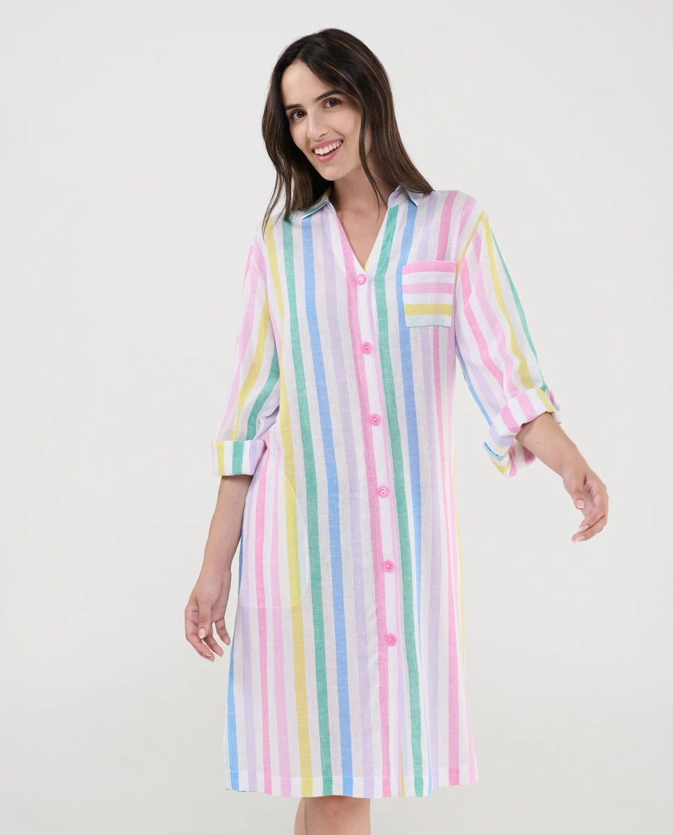 Mujer con vestido corto playero abotonado, con mangas y estampado de rayas multicolor