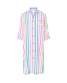 Vestido de baño corto estampado rayas multicolor con manga en plana, abierto con botones, cuello pico y bolsillos laterales.