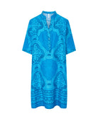 Vestido de baño de mujer de manga corta azul con estampado mosaico y cuello abierto con pata y botones.
