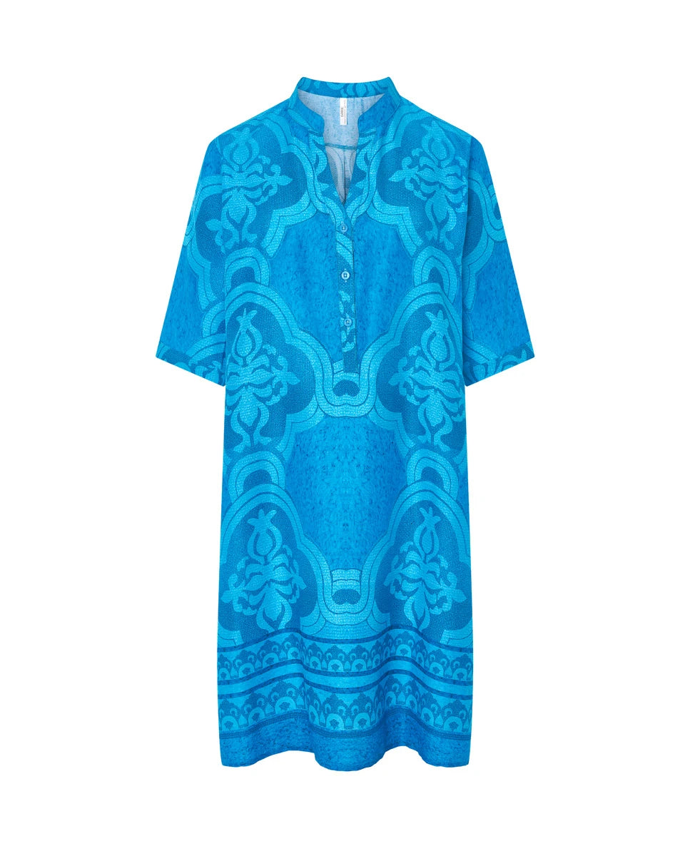 Vestido de baño de mujer de manga corta azul con estampado mosaico y cuello abierto con pata y botones.