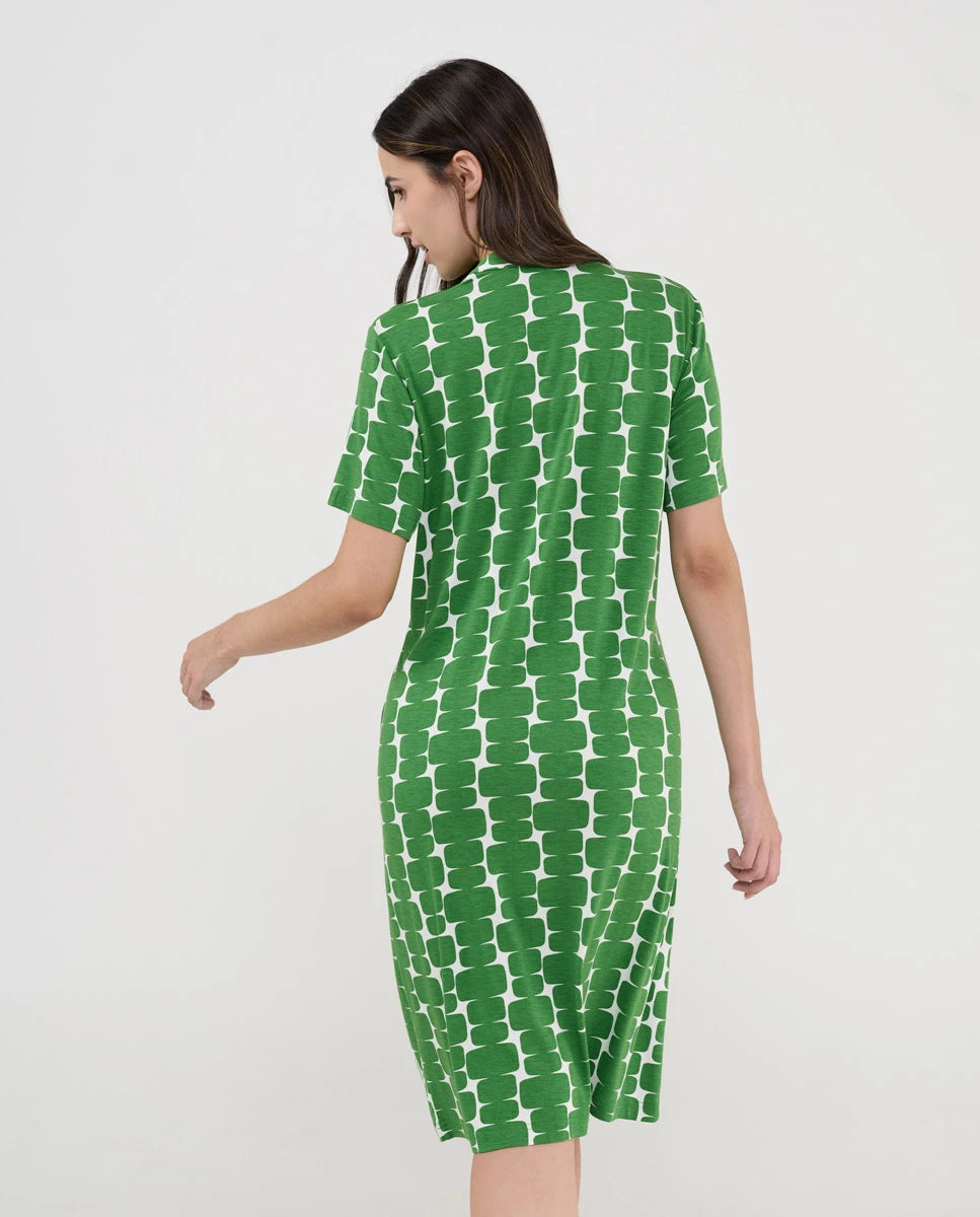 Mujer de espaldas con vestido playero verde de manga corta y bolsillos laterales