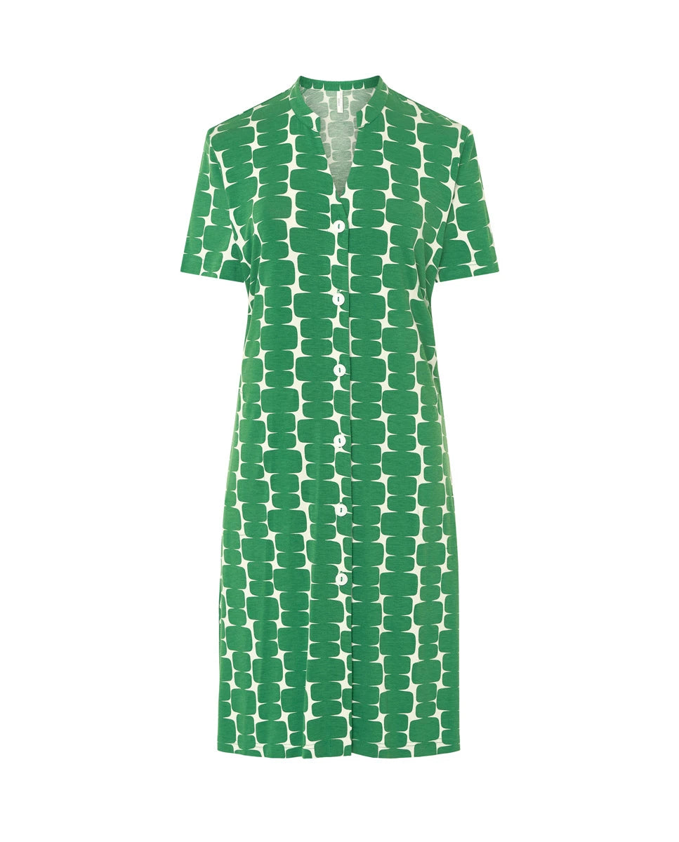 Vestido de baño corto de manga abierto con botones, cuello pico, estampado verde geométrico y bolsillos laterales.