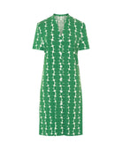 Vestido de baño corto de manga abierto con botones, cuello pico, estampado verde geométrico y bolsillos laterales.